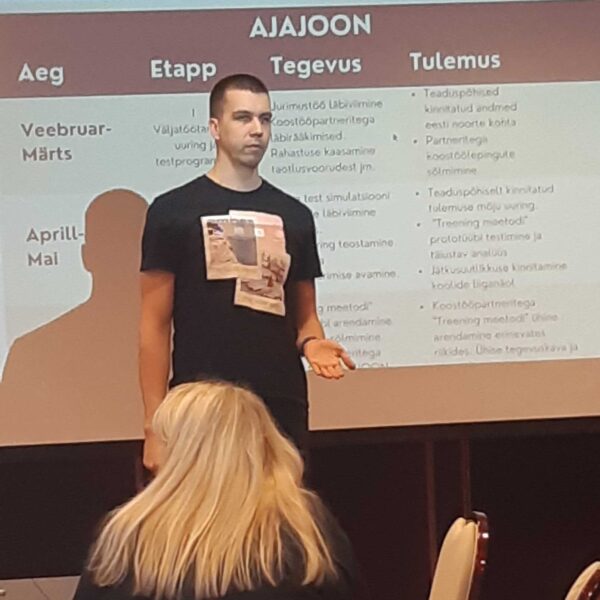 Rohekoolitusel osaleja projektiideed tutvustamas