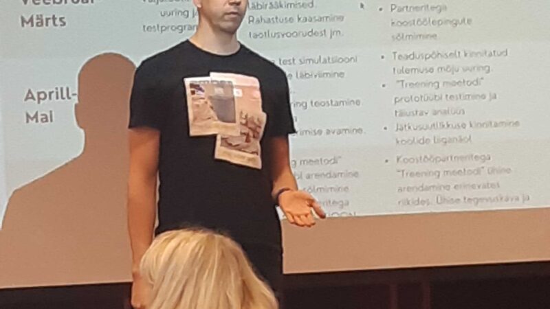 Rohekoolitusel osaleja projektiideed tutvustamas